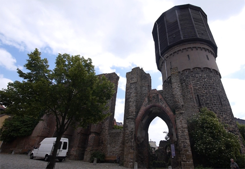 Mönchskirchenruine und Wasserturm