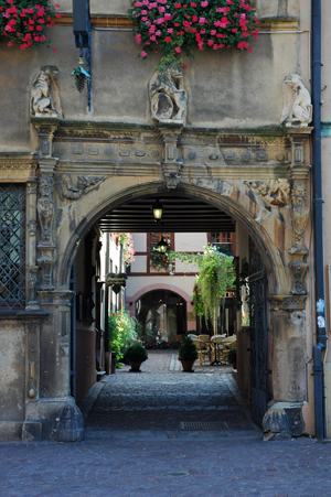 Colmar - La Maison des Têtes - Torbogen