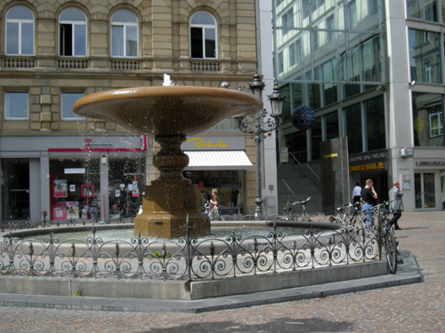 Frankfurt - Kaiserbrunnen auf dem Kaiserplatz