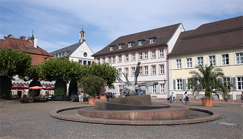 Karlsplatz mit Sebastian-Müller-Brunnen - Heidelberg