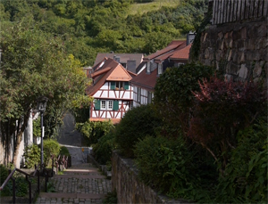 Treppe als Verbindung zur Kirche