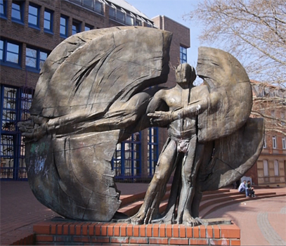 Skulptur "Mensch im Kreis" von Eberhard Linke 