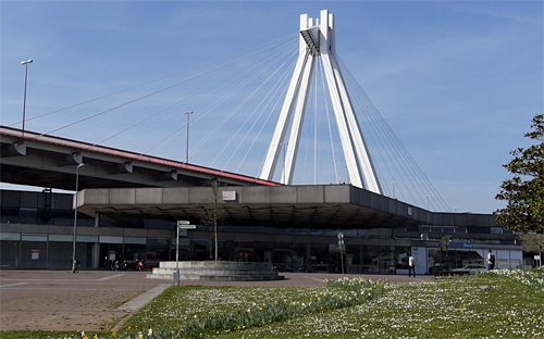 Hauptbahnhof mit Schrägseilbrücke