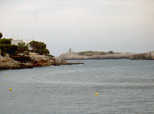Porto Cristo - Hafeneinfahrt mit Leuchtturm Morro de Sa Carabassa