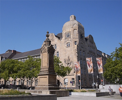 Veteranendenkmal und Friedrich-List-Schule