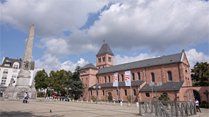 Ludwigsplatz mit Ludwigsdenkmal und St. Martin