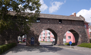 Stadtmauer mit Haupttore und Fischerpförtchen