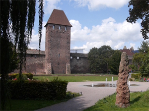Torturmplatz mit Stadtmauer